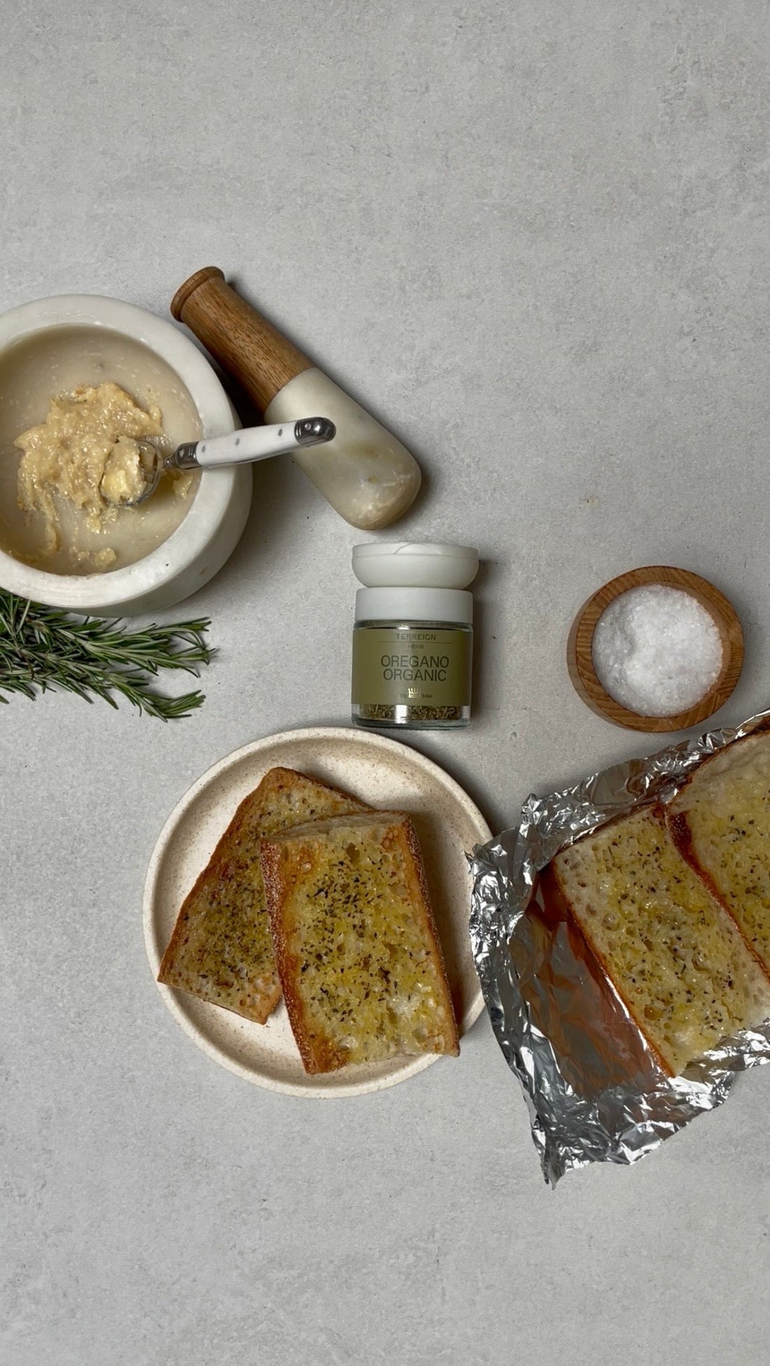 EASY HOMEMADE GARLIC BREAD 2 WAYS